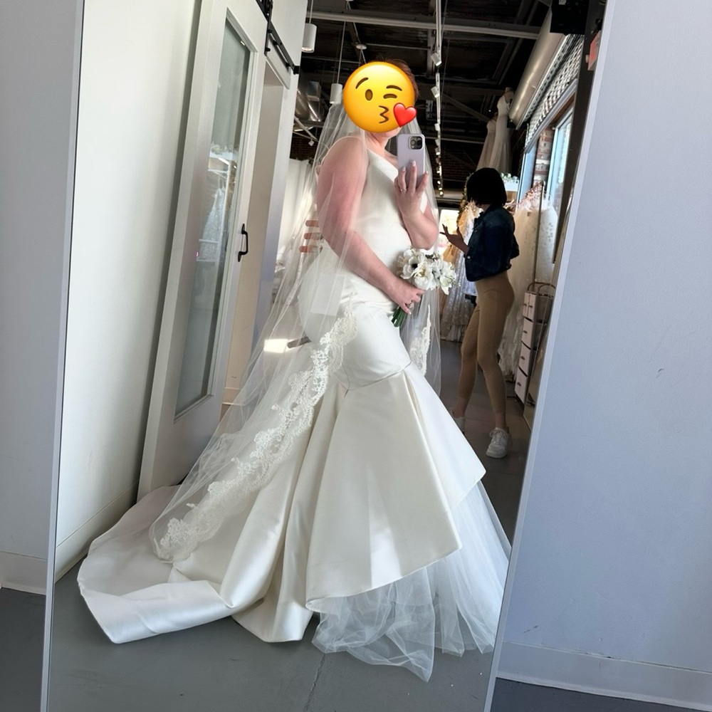 Elegant Ivory Wedding Dress - Picture 3 of 5